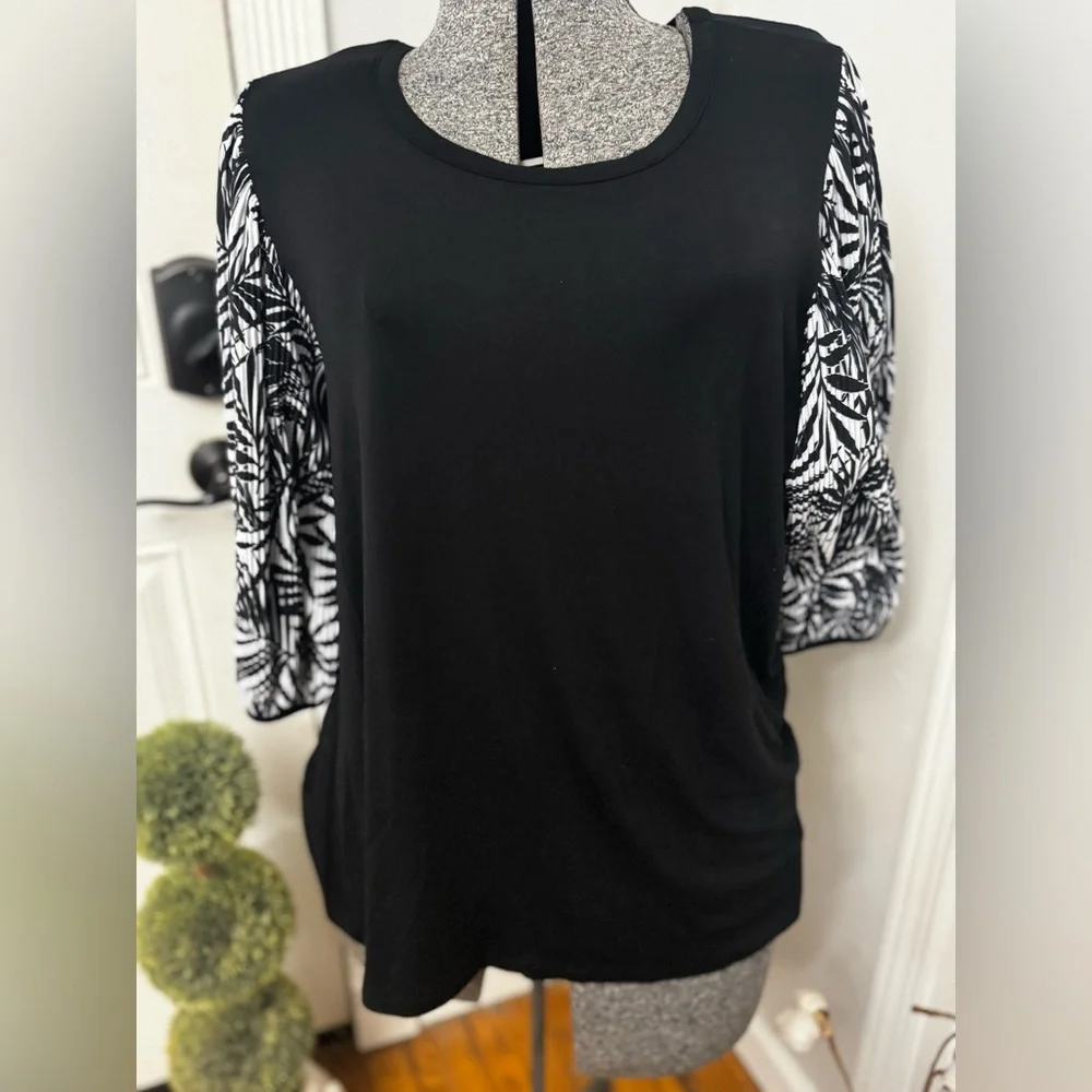Women’s Kim & Cami size Large Black Top with Large Black & White Puff Sleeve - Picture 1 of 5